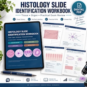 Può includere: Un manuale digitale per l'identificazione di vetrini istologici visualizzato su un tablet, affiancato da pagine stampate con diagrammi di tessuti, esercizi di etichettatura e stazioni d'esame. Sono presenti una penna blu scuro e un obiettivo da microscopio.