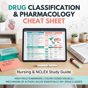 Puede incluir: Una tableta digital que muestra una hoja de referencia sobre clasificación de fármacos y farmacología para estudios de enfermería. La pantalla presenta tablas, acompañada de notas de estudio y un libro de texto de farmacología.