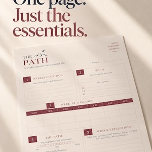 Peut inclure: Une page de planification hebdomadaire intitulée The Path avec des sections pour Weekly Direction, Focus, Week at a Glance et Wins & Reflections. Le document présente du texte bleu foncé et bordeaux sur fond crème, incluant One page. Just the essentials.