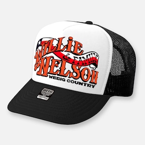 Peut inclure: Une casquette trucker blanche et noire avec un graphisme portant le texte Willie Nelson & Family et Webig Country. Le motif inclut un élément de drapeau rouge, blanc et bleu. Un autocollant noir sur la visière indique Otto World Famous Foam Front.