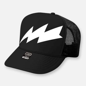 Puede incluir: Una gorra tipo trucker negra con un gráfico grande de un rayo blanco en el panel frontal de espuma. La gorra incluye una parte trasera de malla negra, una visera curva y una pequeña etiqueta rectangular que dice OTTO WORLD FAMOUS FOAM FRONT OSFM TRUCKER.