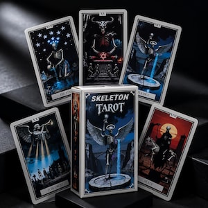 Op de afbeelding: Een set Skeleton Tarot-kaarten met een centraal doosje met het label SKELETON TAROT en een illustratie van een gevleugeld skelet. Rondom het doosje liggen vijf losse kaarten met skeletfiguren in diverse scènes, waaronder The Star, The Devil, Temperance, Judgement en Death, allemaal weergegeven in donkere, gedetailleerde artistieke stijlen.