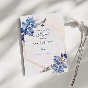Könnte beinhalten: Eine rechteckige Taufeinladungskarte mit weißem Marmorhintergrund und einem goldenen sechseckigen Rahmen. Das Design zeigt blaue Aquarellblätter und ein Kreuz. Der Text lautet: Please join us for Ileyna's Baptism, April 25, 2026, 10 AM, 123 Anywhere Street, Any City.