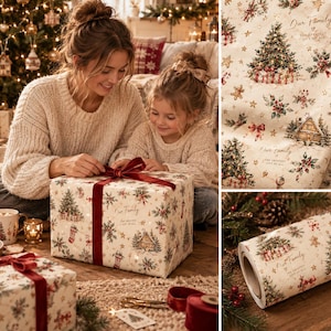 Könnte beinhalten: Cremefarbenes Geschenkpapier mit einem wiederkehrenden Weihnachtsmuster aus geschmückten Tannenbäumen, gemütlichen Hütten, Stechpalmen, Lebkuchenmännern und Sternen. Der Text "Our Family" und "The greatest gift of all" ist in Schreibschrift gedruckt.