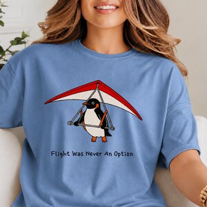 Rolig pingvin med kniv, flygning var aldrig ett alternativ, mörk humor, pingvingrafik, retro sarkastisk gåva