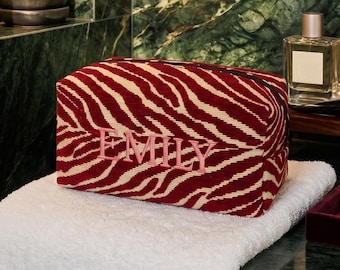 Pochette per cosmetici da viaggio personalizzata con stampa zebrata e ricamo, con nome personalizzato, ideale come regalo per damigella d'onore o addio al nubilato (SQ1607)