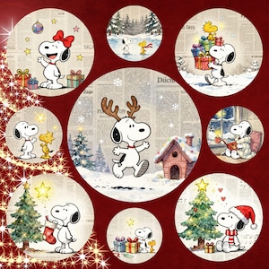 Può includere: Una collezione di illustrazioni circolari con Snoopy e Woodstock in varie scene invernali e natalizie. I personaggi sono raffigurati con alberi di Natale, regali, calze e neve su uno sfondo che ricorda un vecchio giornale.