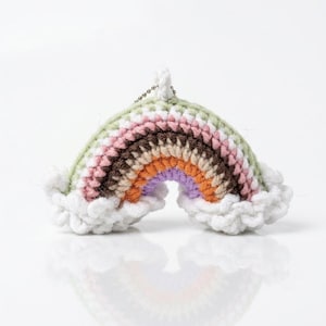 Patroon gehaakte regenboog sleutelhanger pdf | Tutorial Cloud amigurumi-tashanger | Eenvoudig haakpatroon voor beginners met videogids