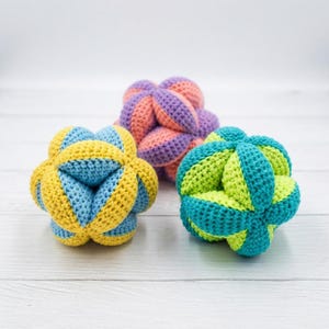 Haakpatroon voor een babygrijpbal (PDF) | Handleiding voor het haken van een puzzelbal | Haakpatroon voor sensorisch speelgoed | Haakpatronen voor babyspeelgoed met videohandleiding