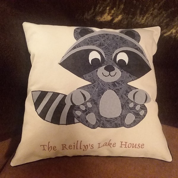 Bienvenue au Lake House Raccoon Applique Oreiller Personnalisé