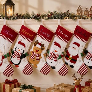 Può includere: Sei calze natalizie bianche con polsini e punte a righe rosse, ognuna con un personaggio in feltro unico: la signora Claus, un pinguino, una renna, un pupazzo di neve, Babbo Natale e un altro pupazzo di neve. Ogni calza ha un nome.