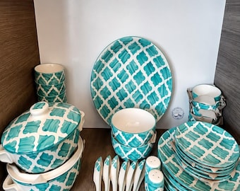 Servizio da tavola in ceramica marocchina turchese fatto a mano, con piatti e ciotole decorati con motivo a traliccio.