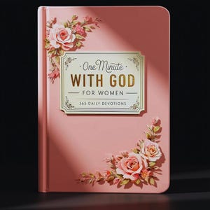 Pode incluir: Um livro de capa dura rosa intitulado One Minute WITH GOD FOR WOMEN 365 DAILY DEVOTIONS. A capa apresenta um rótulo retangular central com texto dourado e ilustrações florais de rosas cor-de-rosa e folhas verdes nos cantos da capa.