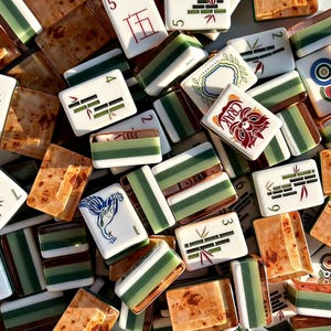 Juego de Mahjong Americano Premium de 160 fichas acrílicas, juego de Mahjong de lujo, fichas estilo madera de raíz, regalo para amantes del Mahjong.