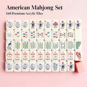 Peut inclure: Un jeu de Mahjong américain composé de 160 tuiles en acrylique de qualité supérieure disposées en grille. Les tuiles blanches présentent des illustrations colorées de théières, tasses, singes Joker, bambous, dragons et caractères chinois.