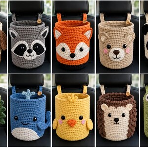 Könnte beinhalten: Eine Sammlung von zehn zylindrischen, hängenden Häkelkörben zur Aufbewahrung, jeder mit einem anderen Tiergesicht wie Hund, Waschbär, Fuchs, Bär, Panda, Dinosaurier, Wal, Küken, Igel und Frosch, ausgestattet mit hölzernen Knopfverschlüssen an den Schlaufen.