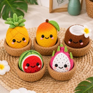 Puede incluir: Cinco figuras de frutas tejidas a ganchillo con caras sonrientes, incluyendo una piña amarilla, un mango naranja, un coco marrón, una sandía roja y una pitaya rosa, cada una en un pequeño cuenco de ganchillo color canela sobre una alfombra.