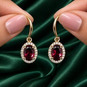 Pendientes colgantes con gancho de alambre francés y halo. Pendientes colgantes con rubí rosa simulado de talla ovalada, plata de ley.