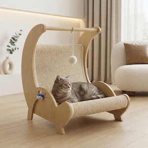 Peut inclure: Un salon pour chat en bois clair avec une structure incurvée, une surface à griffer en sisal sur le dossier et la base, une balle blanche suspendue et une petite clochette bleue fixée sur le côté. Un chat tigré gris repose sur la base.