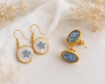 Elegantes pendientes de nomeolvides con flores naturales.