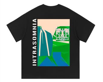 Puede incluir: Una camiseta negra de manga corta con un gráfico rectangular en la espalda. El diseño incluye la palabra INTRASOMNIA en texto vertical blanco junto a una ilustración abstracta de una figura vitruviana en tonos verde, azul y melocotón.