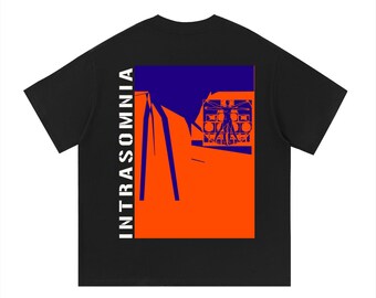 Puede incluir: Una camiseta negra de manga corta con un gráfico rectangular en la espalda. El diseño incluye la palabra "INTRASOMNIA" en texto vertical blanco junto a una ilustración abstracta azul y naranja de una figura humana dentro de una cuadrícula.