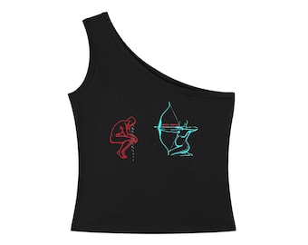 Puede incluir: Una camiseta negra de un solo hombro con dos ilustraciones gráficas. A la izquierda, el contorno rojo de una figura sentada. A la derecha, el contorno azul claro de una figura apuntando con un arco y el texto rojo "NATURAL DISASTER" impreso encima.