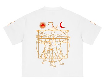 Puede incluir: Una camiseta blanca de manga corta con un gráfico de líneas naranjas del Hombre de Vitruvio centrado en la espalda. Sobre la figura hay un sol rojo, un símbolo geométrico y una luna creciente roja. Texto naranja en las mangas.