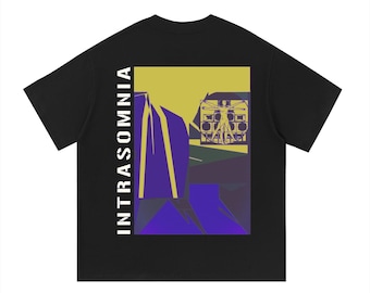 Puede incluir: Una camiseta negra de manga corta con un gráfico rectangular en la espalda. El diseño incluye la palabra INTRASOMNIA en texto vertical blanco junto a una ilustración estilizada de una figura en un círculo y un cuadrado, sobre formas geométricas amarillas, moradas y azul oscuro.