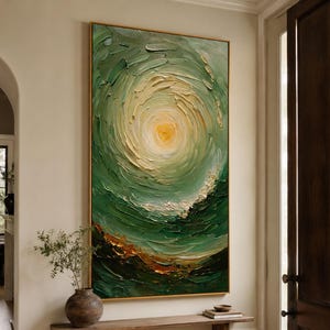 Könnte beinhalten: Ein großes rechteckiges Leinwandgemälde mit dicken, strukturierten Impasto-Pinselstrichen in den Farben Waldgrün, Salbei und Creme. Die Komposition zeigt einen wirbelnden Strudel, der sich um eine leuchtend gelbe Sonne mit Goldakzenten dreht.