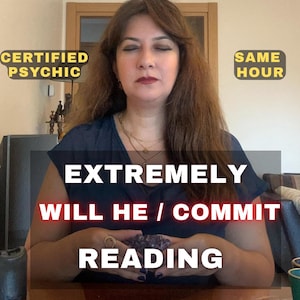 Op de afbeelding: Een persoon met lang bruin haar draagt een donkerblauw topje en een gelaagde gouden ketting. Tekstoverlays tonen CERTIFIED PSYCHIC, SAME HOUR en EXTREMELY WILL HE / COMMIT READING. De persoon houdt een cluster donkerpaarse kristallen vast.