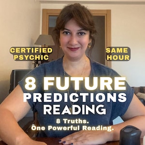 Könnte beinhalten: Eine Person trägt ein dunkelblaues Kurzarm-Oberteil mit Textüberlagerung: CERTIFIED PSYCHIC, SAME HOUR, 8 FUTURE PREDICTIONS READING und 8 Truths. One Powerful Reading. Die Person trägt eine goldene Halskette und einen goldenen Ring am Finger.