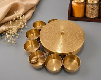Caja de masala de latón hecha a mano con 7 recipientes: regalo de inauguración para guardar especias de cocina india.