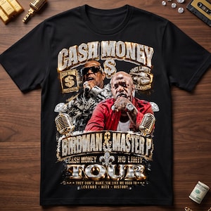Puede incluir: Una camiseta negra con un estampado gráfico de Birdman y Master P. El diseño incluye el texto Cash Money, No Limit Records, Birdman & Master P y Cash Money No Limit Tour. También muestra micrófonos, diamantes y un tanque.