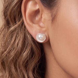 Ohrstecker aus 999er Silber mit Perlen, inspiriert von Muscheln, minimalistische Silberohrstecker, elegante Alltagsohrringe, Geschenk für Sie