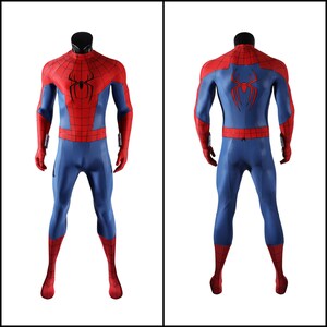 以下が含まれることがあります： マネキンに着せたスパイダーマンの全身コスチューム。赤と青の配色で、胸には黒いクモのエンブレム、背中には赤いクモのエンブレムがあり、スーツの赤い部分には黒いクモの巣模様が施されています。