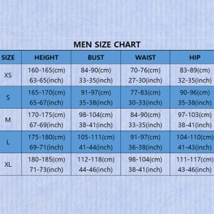 以下が含まれることがあります： MEN SIZE CHARTと黒字で書かれた水色のサイズ表。XSからXLまでのサイズが記載されており、身長、バスト、ウエスト、ヒップの測定値がセンチメートルとインチの両方で表示されています。グリッド形式で、見出しは濃い青色です。