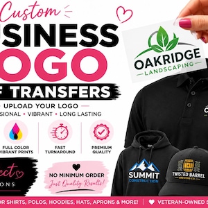 Può includere: Trasferimenti DTF per loghi aziendali personalizzati con testo e icone. L'immagine mostra una polo nera, una felpa con cappuccio nera, un berretto da baseball nero e un grembiule nero, ciascuno personalizzato con diversi loghi aziendali e nomi di marchi a colori.