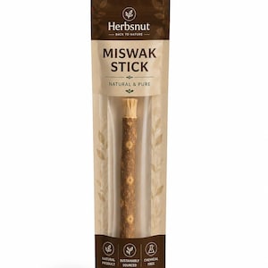 Peut inclure: Un bâton de Miswak marron dans un sachet d'emballage vertical beige et marron. Le texte sur l'emballage indique Herbsnut, Miswak Stick, Natural & Pure, Natural Product, Sustainably Sourced, Chemical Free, et Pure, Natural, Simple.