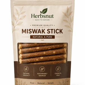 Peut inclure: Un sachet beige debout étiqueté Herbsnut Miswak Stick. L'emballage présente du texte brun, des illustrations de feuilles et une fenêtre transparente montrant plusieurs bâtons de miswak bruns et ligneux. Des icônes indiquent le produit.