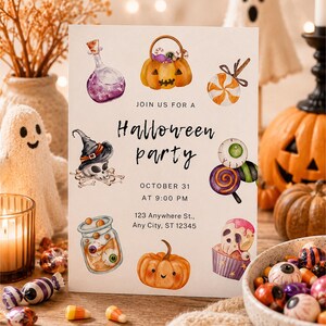 Könnte beinhalten: Eine weiße, rechteckige Halloween-Party-Einladungskarte mit Aquarellillustrationen einer violetten Zaubertrankflasche, einem Kürbis-Süßigkeitenkorb, einem Lutscher, einem Totenkopf mit Hexenhut, Augäpfeln, einem Glas mit Augäpfeln und einem Totenkopf-Cupcake.