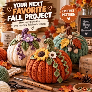 Op de afbeelding: Drie gehaakte pompoenen in crème, oranje en groen, versierd met garenbloemen, bladeren en eikels. De tekst luidt: YOUR NEXT FAVORITE FALL PROJECT, Three cozy pumpkins. One beautiful handmade project, CROCHET PATTERN, en Good Things Are Handmade.