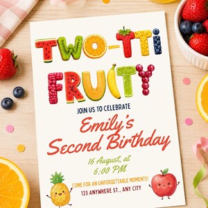 Puede incluir: Una tarjeta de invitación de cumpleaños rectangular con el texto TWO-TTI FRUITY formado por letras con forma de frutas. Debajo dice JOIN US TO CELEBRATE Emily's Second Birthday, 16 August, at 6:00 PM, y 123 ANYWHERE ST., ANY CITY con dibujos.