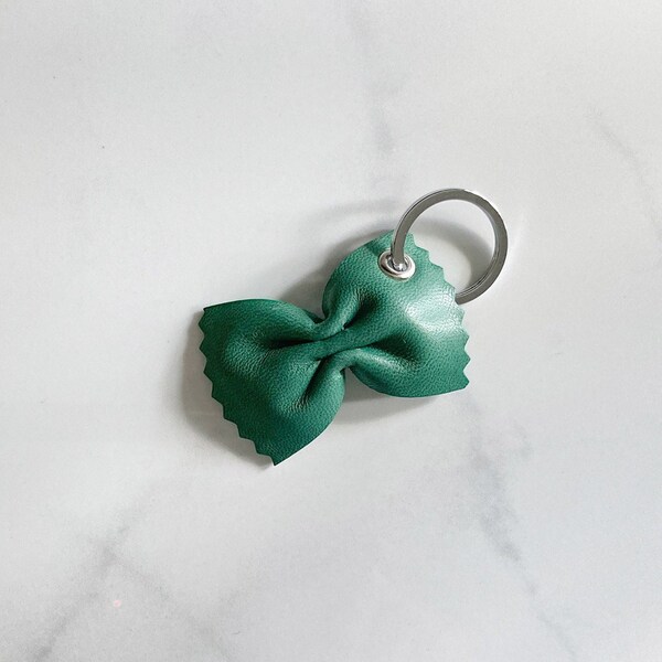 Porte-clés en cuir vert pâtes alimentaires, Porte-clés pâtes en cuir, Accessoire noeud papillon Farfalle, Porte-clés nourriture, Cadeau cuisine italienne, Décoration culinaire pour gourmets