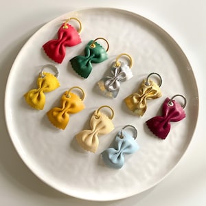 Chaveiro de couro Farfalle, feito à mão, ideal para presente de chef gourmet, acessório para gravata borboleta.