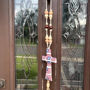 Patriotic Wood Bead Cross Door Hanger, American Flag Door Knob Blessing Beads, Rustic Farmhouse Faith Wall Hanging Decor, God Bless America