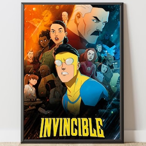 Puede incluir: Un póster enmarcado que presenta un colorido elenco animado de la serie Invincible. La figura central viste un traje amarillo y azul con gafas redondas. La palabra INVINCIBLE está impresa en grandes letras mayúsculas amarillas abajo.