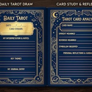 Könnte beinhalten: Ein dunkelblaues Tarot-Tagebuch, aufgeschlagen auf zwei Seiten mit goldenen himmlischen Rändern. Die linke Seite ist mit Daily Tarot betitelt und enthält Felder für Datum, gezogene Karte, Interpretation, Schlüsselthemen und Tagebucheintrag.