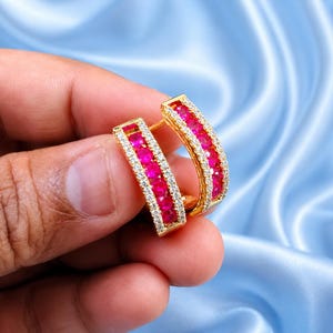 Handgjorda örhängen i sterlingsilver med simulerad rubin och kanalfattade Huggie Hoop-örhängen, pläterade i 14 karat gult guld
