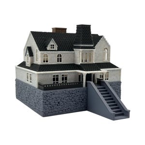 Può includere: Un modellino in miniatura di una casa a due piani con rivestimento bianco, tetto a tegole nere e un camino marrone. La struttura poggia su una base in pietra grigia testurizzata con una scala grigia che conduce al livello dell'ingresso.